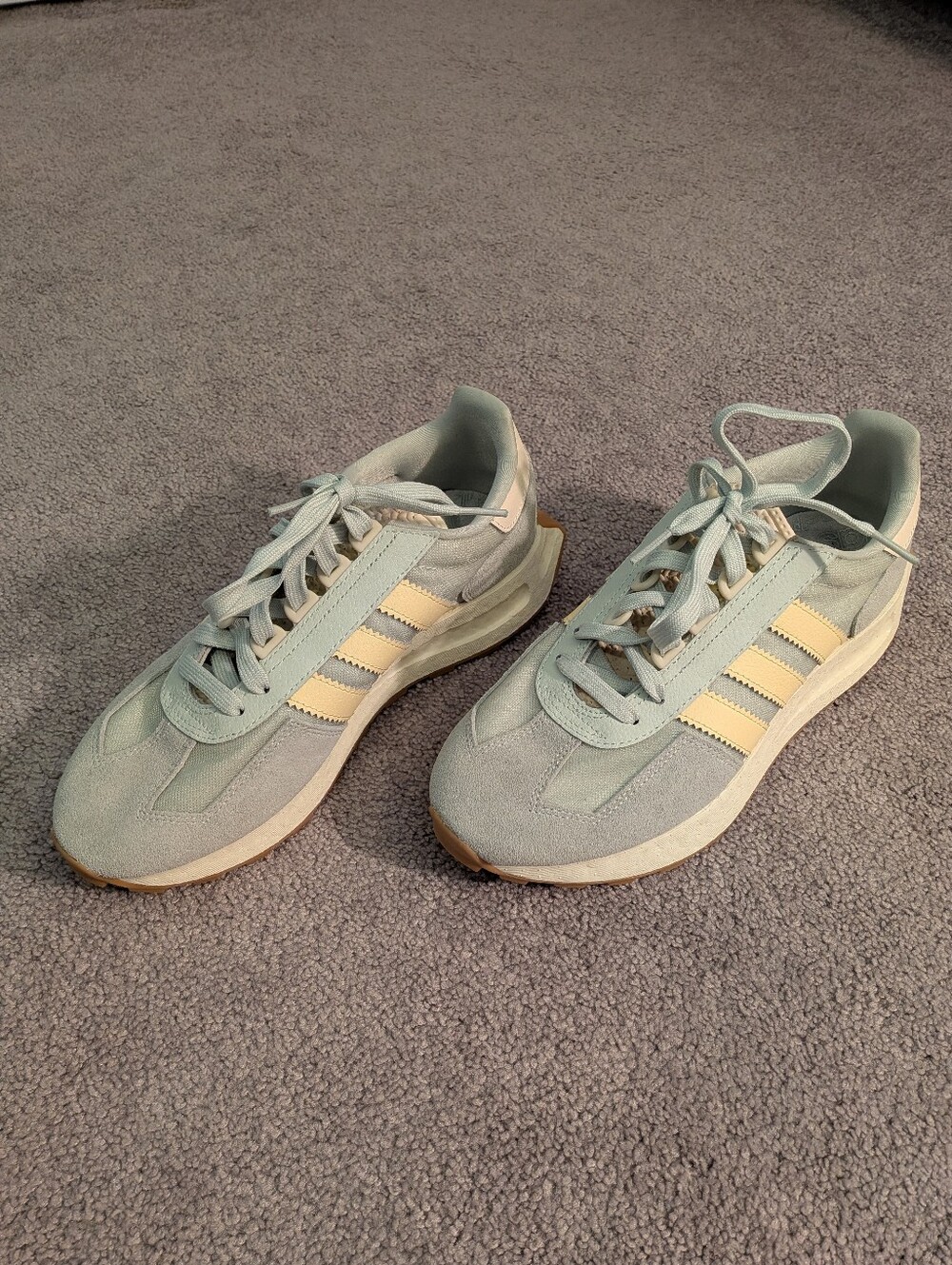 Adidas Women's Retropy E5 lace up sneaker, size 9